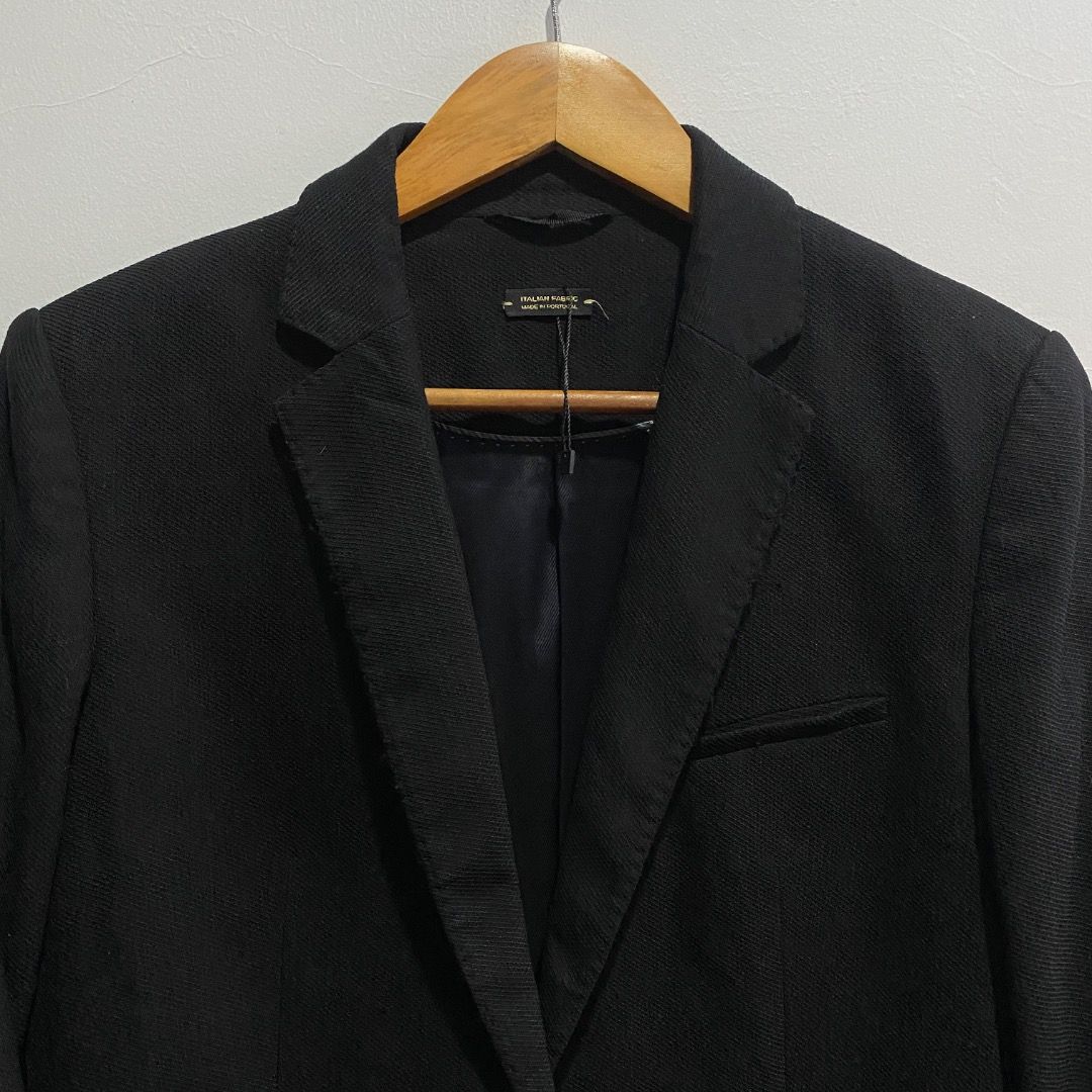 Massimo Dutti Single-breasted Wool Jacket XS/S (Category: Coats, Jackets and Outerwear) located in Antipolo. Submitted by bentakahitanoano (Listing ID 1467736001, Image 2). Description: This item is a black single-breasted blazer from the premium clothing brand Massimo Dutti. It features a classic notch lapel, a structured single-button closure at the center front, a slim welt chest pocket, and two lower horizontal flap pockets. The long sleeves 