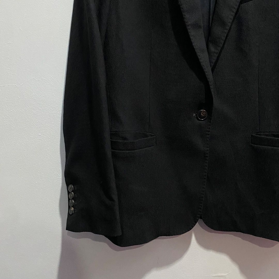Massimo Dutti Single-breasted Wool Jacket XS/S (Category: Coats, Jackets and Outerwear) located in Antipolo. Submitted by bentakahitanoano (Listing ID 1467736001, Image 3). Description: This item is a black single-breasted blazer from the premium clothing brand Massimo Dutti. It features a classic notch lapel, a structured single-button closure at the center front, a slim welt chest pocket, and two lower horizontal flap pockets. The long sleeves 