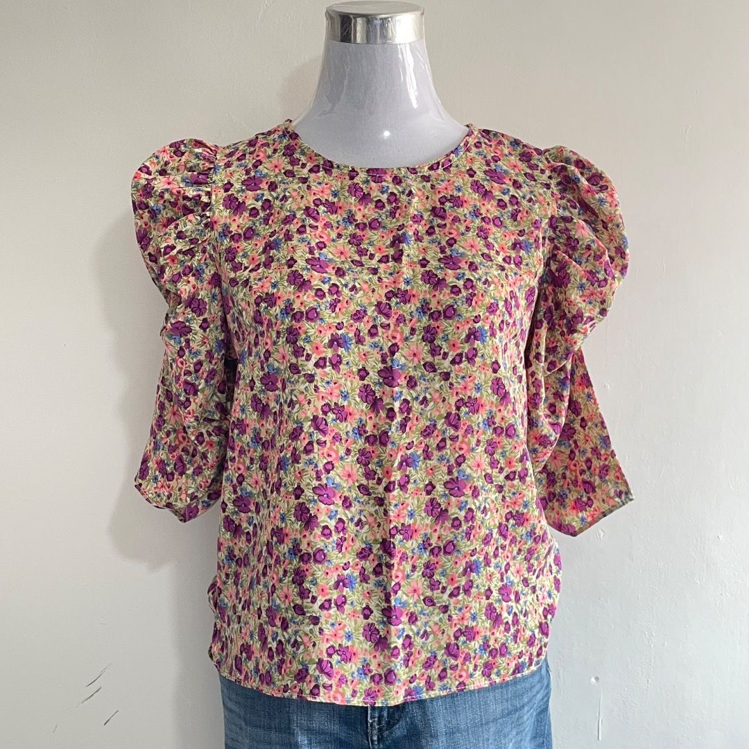 Medium Floral Blouse (Category: Blouses) located in Bacolor. Submitted by chicn_classy (Listing ID 1467745347, Image 2). Description: .