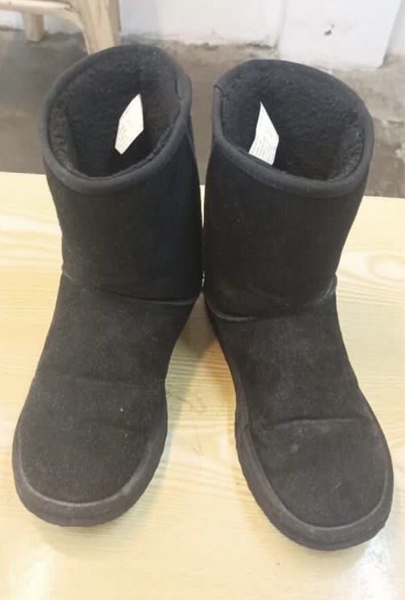 Men’s Boots (Category: Boots) located in Manila. Submitted by crisha14344 (Listing ID 1457009474, Image 2). Description: Style: Men’s Black Casual/Fashion Boots, Soft Fabric/Suede - Like Upper and Rubber Sole.