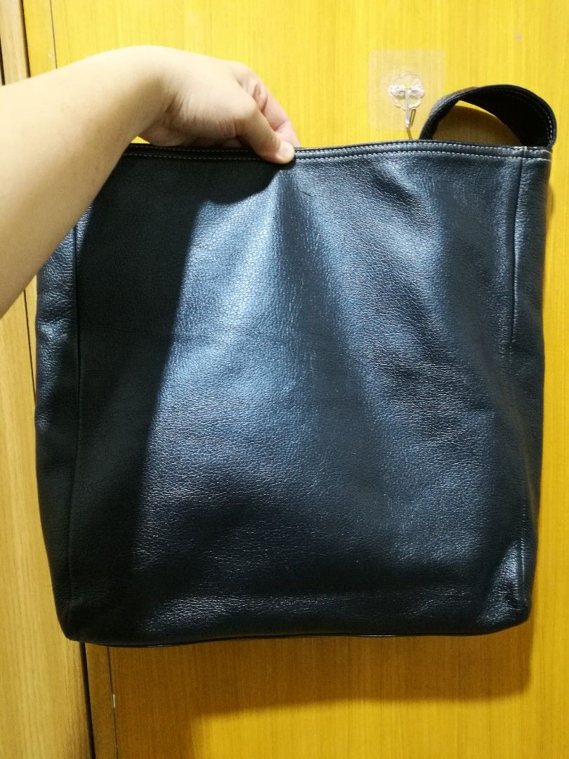 Messenger bag (Category: Cross-body Bags) located in Manila. Submitted by khulet2008 (Listing ID 1467772054, Image 2). Description: MJ messenger bag in dark blue color. Strap is NOT adjustable Very spacious. Super nice in actual. Japan Source. Excellent condition.