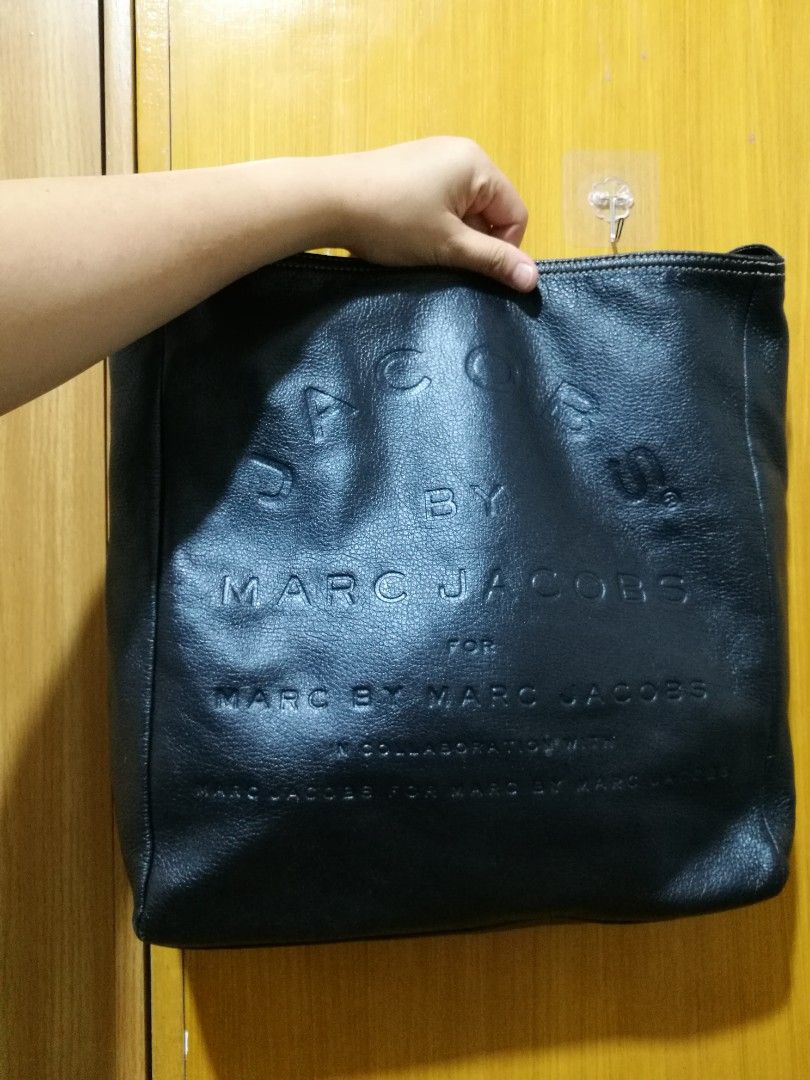 Messenger bag (Category: Cross-body Bags) located in Manila. Submitted by khulet2008 (Listing ID 1467772054, Image 1). Description: MJ messenger bag in dark blue color. Strap is NOT adjustable Very spacious. Super nice in actual. Japan Source. Excellent condition.