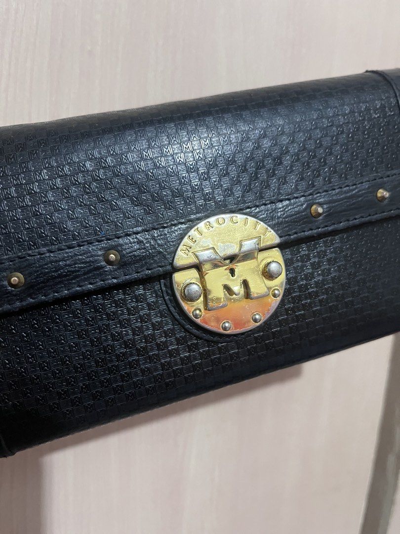 Metrocity black long wallet | free shipping (Category: Wallets & Card holders) located in Iloilo. Submitted by youronlinesister (Listing ID 1467750099, Image 1). Description: Metrocity black wallet Tarnish on hardware Many card slots High quality Bawal sa maselan Price: P900 free shipping via J&T Mop: gcash.