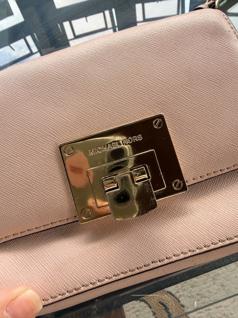 Michael kors crossbody (Category: Cross-body Bags) located in San Pascual. Submitted by s3resale (Listing ID 1467631055, Image 3). Description: Se photos for flaws.. .