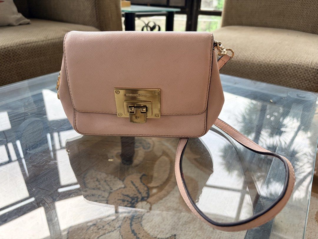 Michael kors crossbody (Category: Cross-body Bags) located in San Pascual. Submitted by s3resale (Listing ID 1467631055, Image 1). Description: Se photos for flaws.. .