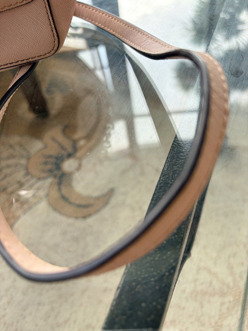 Michael kors crossbody (Category: Cross-body Bags) located in San Pascual. Submitted by s3resale (Listing ID 1467631055, Image 2). Description: Se photos for flaws.. .