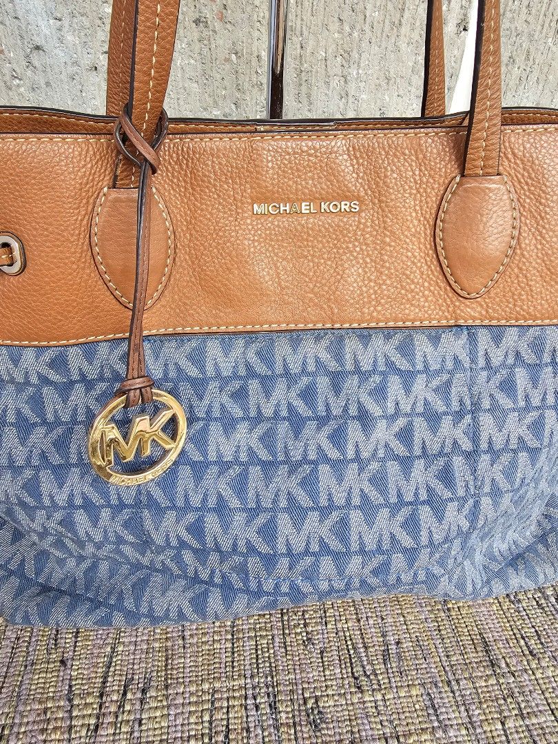 Michael Kors Denim tote bag (Category: Shoulder Bags) located in Manila. Submitted by onlinesmartshopping12 (Listing ID 1467645318, Image 1). Description: no issue.
