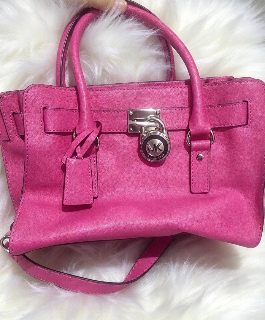 Michael kors hamilton bag (Category: Cross-body Bags) located in Iloilo. Submitted by khonz (Listing ID 1467763277, Image 1). Description: no flaw.