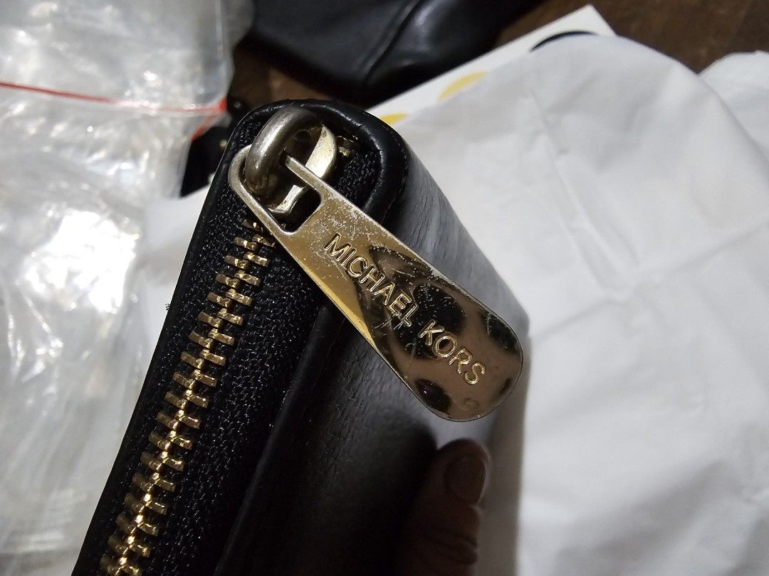 Michael kors leather wallet (Category: Wallets & Card holders) located in Manila. Submitted by onlinesmartshopping12 (Listing ID 1467645835, Image 2). Description: no issue ogininal.