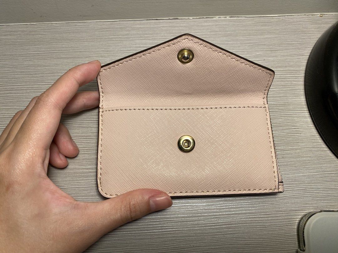 Michael Kors Coin Pouch Card Holder (Category: Luxury Bags & Wallets) located in Paranaque City. Submitted by declutterbykat (Listing ID 1467734031, Image 3). Description: ‼️ slight leather chipping on the edge of the front envelope flap. see last photo. 🔖 rfs: decluttering 📍 parañaque city 💸 mop: gcash or maya only 🚖 mod: lalamove, grab, or jnt .