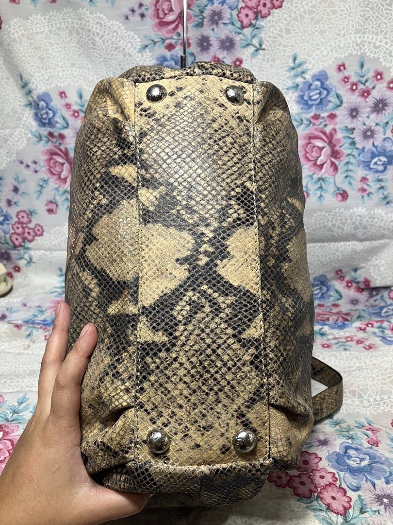 MICHAEL KORS PYTHON EMBOSSED LEATHER CONVERTIBLE CROSSBODY/SHOULDER BAG (Category: Cross-body Bags) located in General Mariano Alvarez. Submitted by adonid (Listing ID 1467628222, Image 3). Description: MICHAEL KORS PYTHON EMBOSSED LEATHER CONVERTIBLE CROSSBODY/SHOULDER BAG GOOD CONDITION NORMAL SIGN OF USAGE ONLY .
