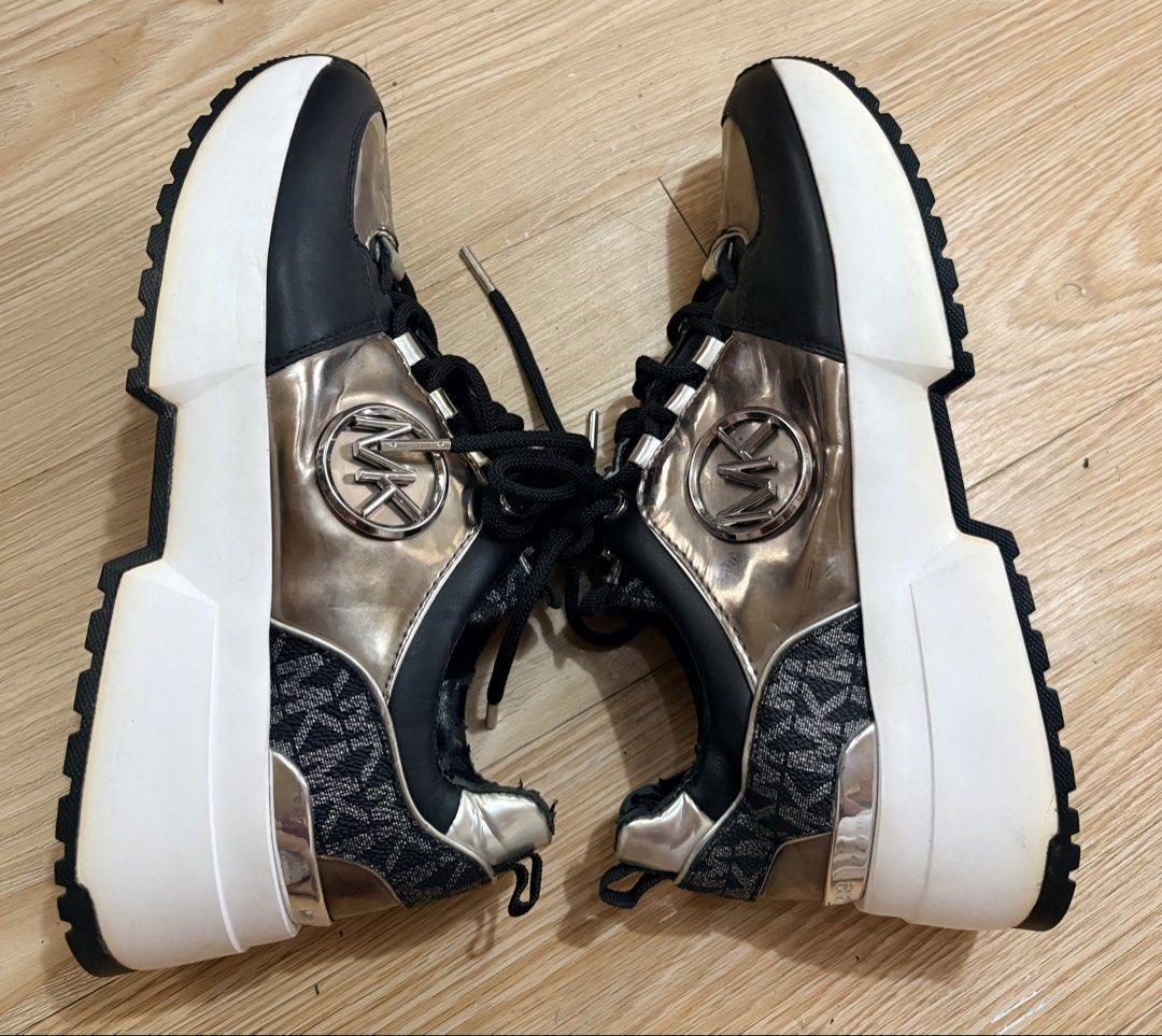 Michael kors size 7 (Category: Sneakers) located in Koronadal. Submitted by bulilitfam (Listing ID 1467619286, Image 1). Description: Ukaysource Size 7 on tag Excellnt cond nsa loob ang issue⚠️bakbak ang leather part sa loob pls chexk last picture.