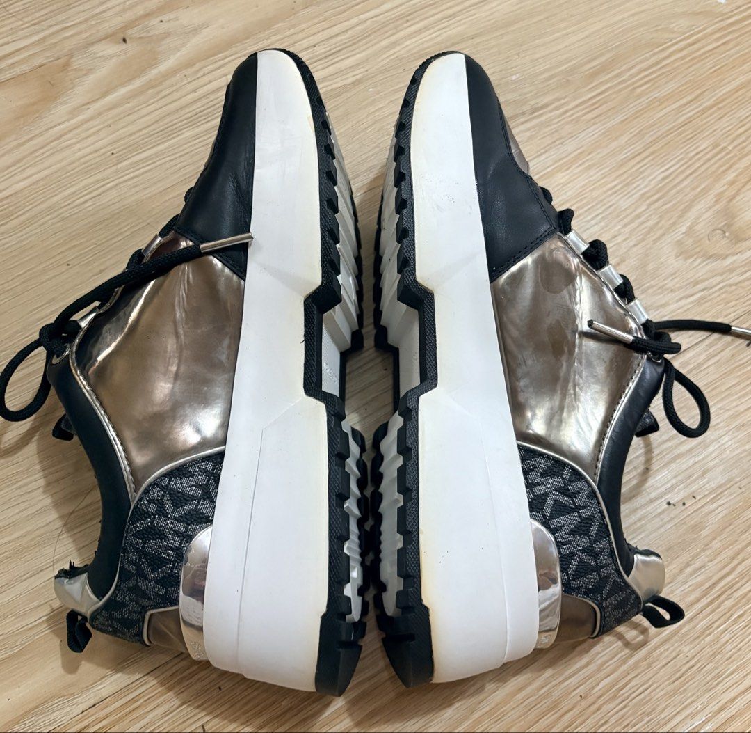 Michael kors size 7 (Category: Sneakers) located in Koronadal. Submitted by bulilitfam (Listing ID 1467619286, Image 3). Description: Ukaysource Size 7 on tag Excellnt cond nsa loob ang issue⚠️bakbak ang leather part sa loob pls chexk last picture.