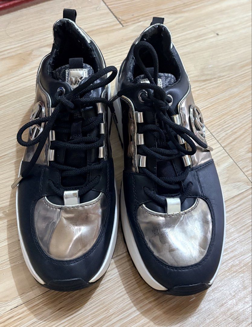 Michael kors size 7 (Category: Sneakers) located in Koronadal. Submitted by bulilitfam (Listing ID 1467619286, Image 2). Description: Ukaysource Size 7 on tag Excellnt cond nsa loob ang issue⚠️bakbak ang leather part sa loob pls chexk last picture.