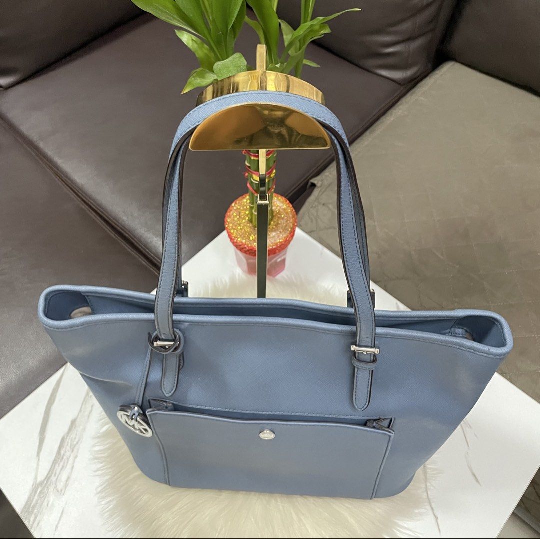 Michael Kors Tote Bag Authentic (Category: Luxury Bags & Wallets) located in Mandaue City. Submitted by ludz_0246 (Listing ID 1467687454, Image 2). Description: 💯% Guaranteed Original Silver Hardware Adjustable long handle Bought from US No Issue Actual Photo .