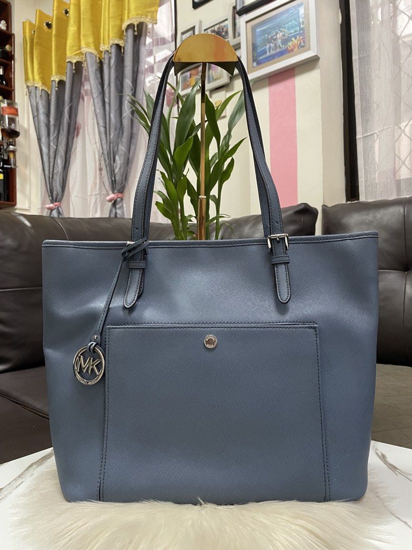 Michael Kors Tote Bag Authentic (Category: Luxury Bags & Wallets) located in Mandaue City. Submitted by ludz_0246 (Listing ID 1467687454, Image 1). Description: 💯% Guaranteed Original Silver Hardware Adjustable long handle Bought from US No Issue Actual Photo .