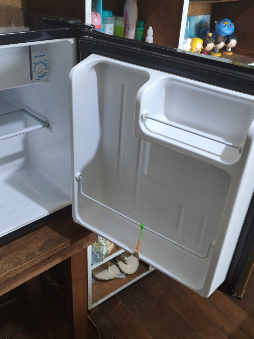 Mini Ref (Category: Refrigerators and Freezers) located in Manila. Submitted by ivenbalarb27205 (Listing ID 1467757986, Image 3). Description: Pick up only.