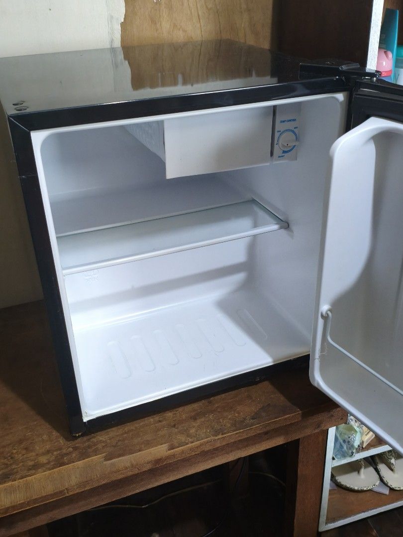 Mini Ref (Category: Refrigerators and Freezers) located in Manila. Submitted by ivenbalarb27205 (Listing ID 1467757986, Image 2). Description: Pick up only.