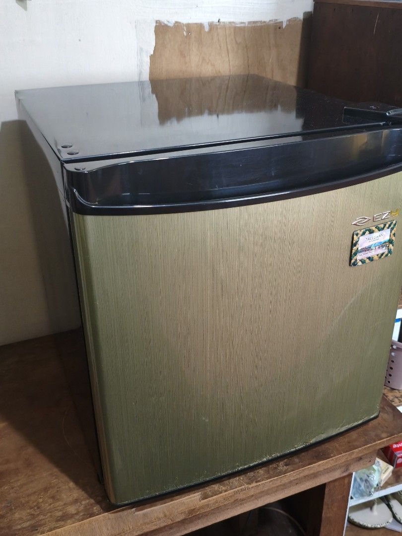 Mini Ref (Category: Refrigerators and Freezers) located in Manila. Submitted by ivenbalarb27205 (Listing ID 1467757986, Image 1). Description: Pick up only.