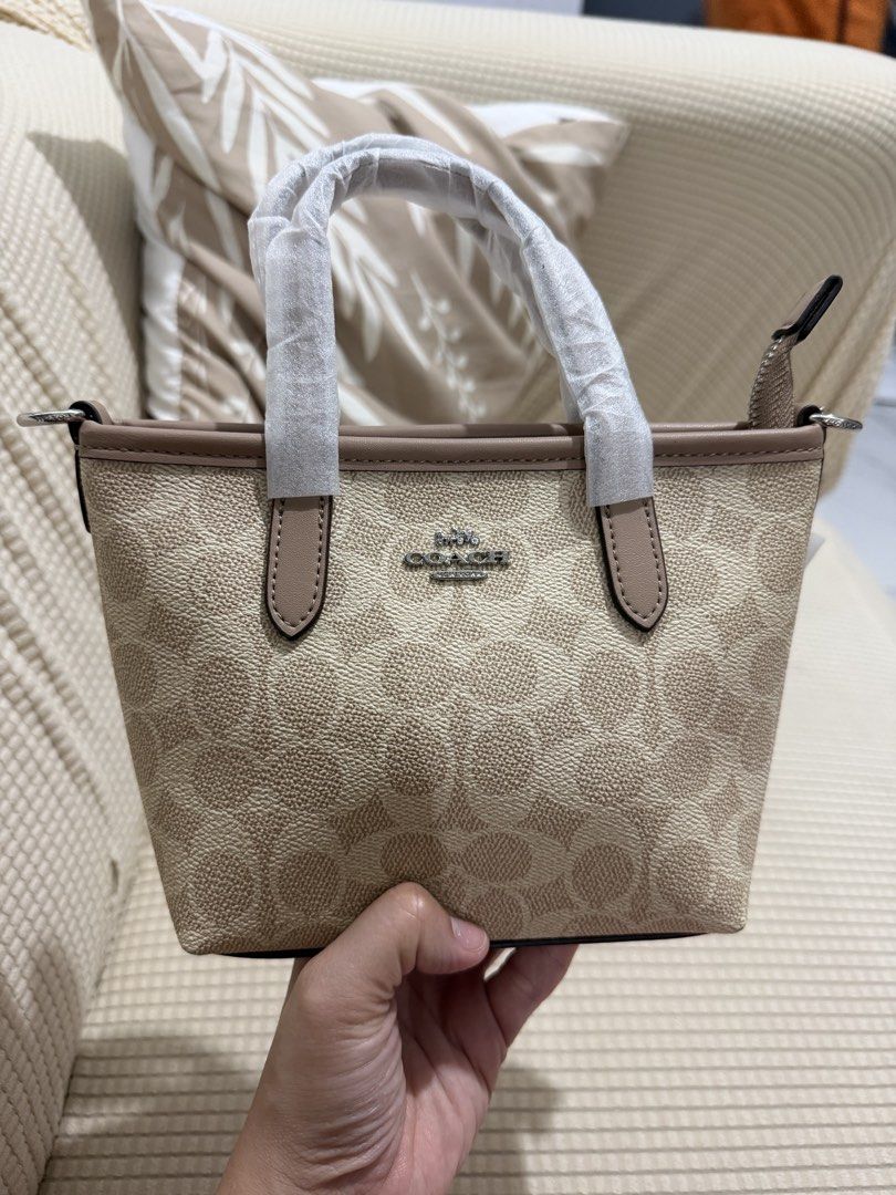 mini tote (Category: Luxury Bags & Wallets) located in Las Pinas. Submitted by angelaparam0 (Listing ID 1467697730, Image 1). Description: .