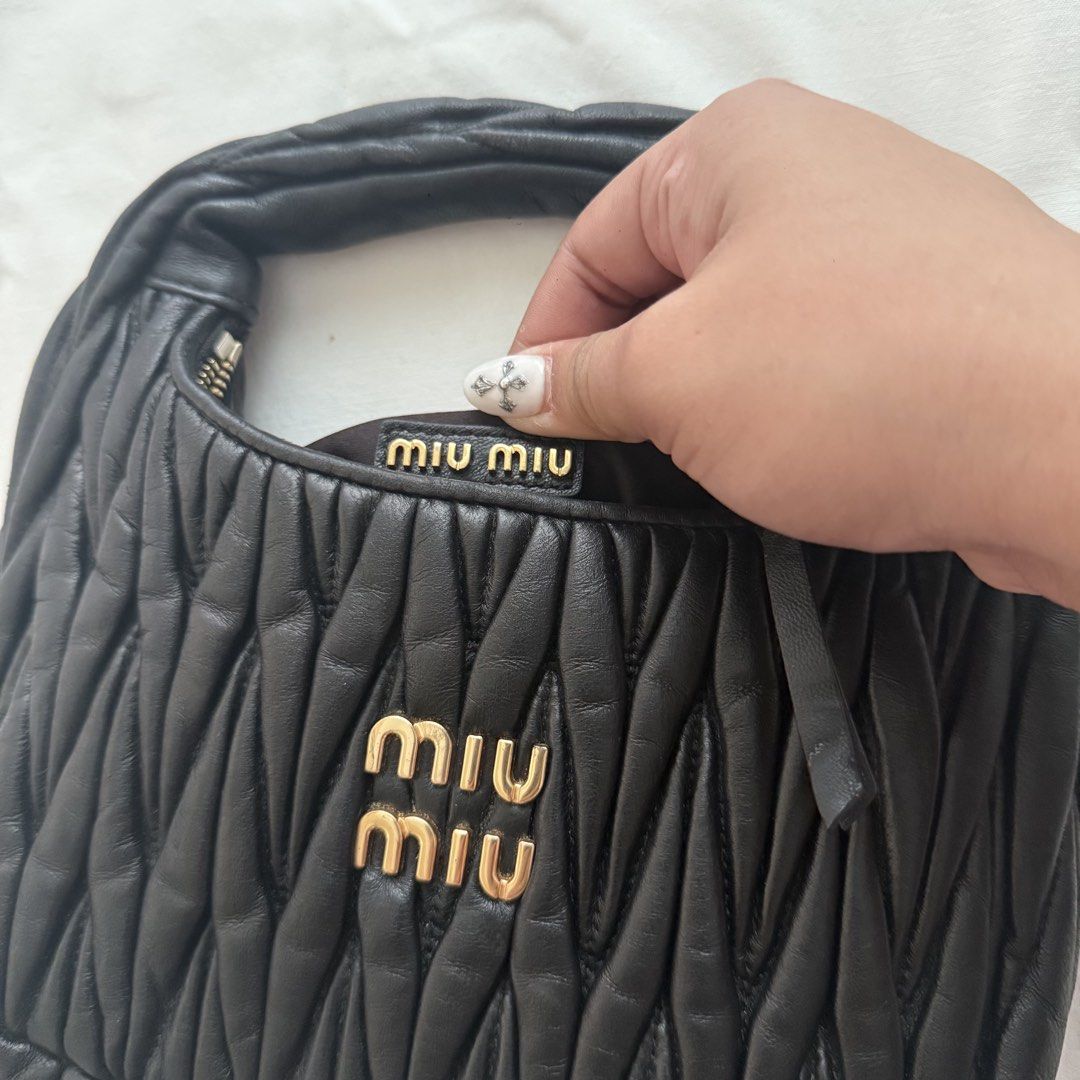 Miu miu shoulder bag (Category: Shoulder Bags) located in Baguio. Submitted by dsabelg (Listing ID 1467718448, Image 3). Description: .
