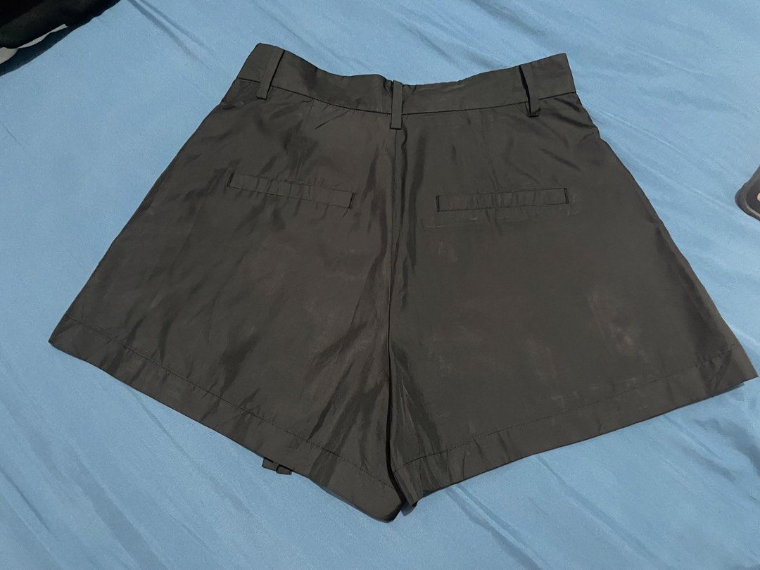 MO&Co black pleated skort w a side zippers (Category: Skirts) located in Taguig. Submitted by lykamangubat (Listing ID 1467710421, Image 2). Description: Wore this when I went to the cas concert 🥹.