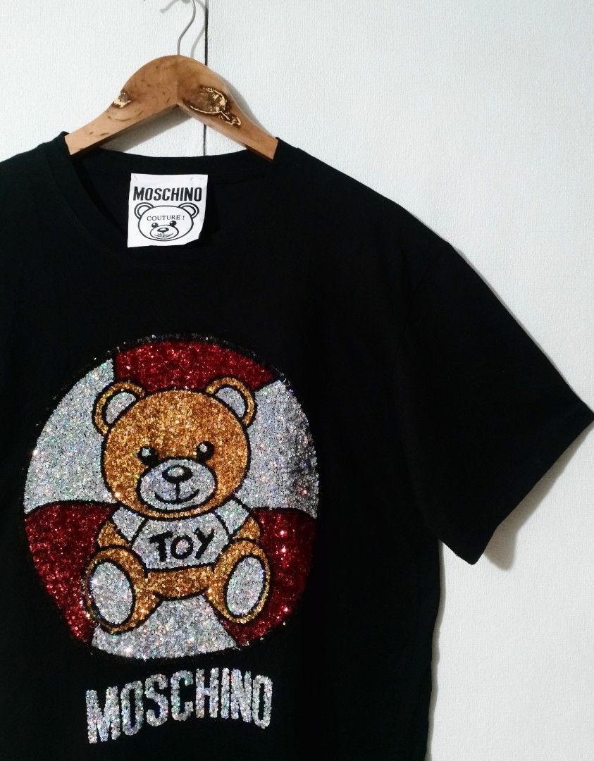Moschino (Category: Tshirts & Polo Shirts ) located in Iligan City. Submitted by jh_pr0 (Listing ID 1467737355, Image 3). Description: Moschino like new 20x28 10/10 no issue 550+sf.