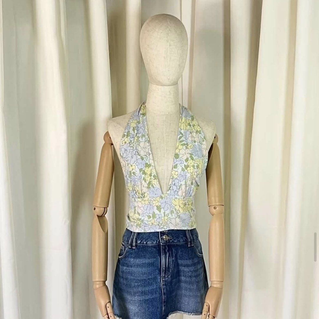 Motel Rocks Nanda Halter Crop Top (Category: Sleeveless) located in Quezon City. Submitted by blankiev (Listing ID 1467732461, Image 2). Description: RFS declutter; don’t use anymore MOD JNT Lalamove MOP Gcash Gotyme 📍QC Project 8 Sf starts at 44 for MM and nearby areas .