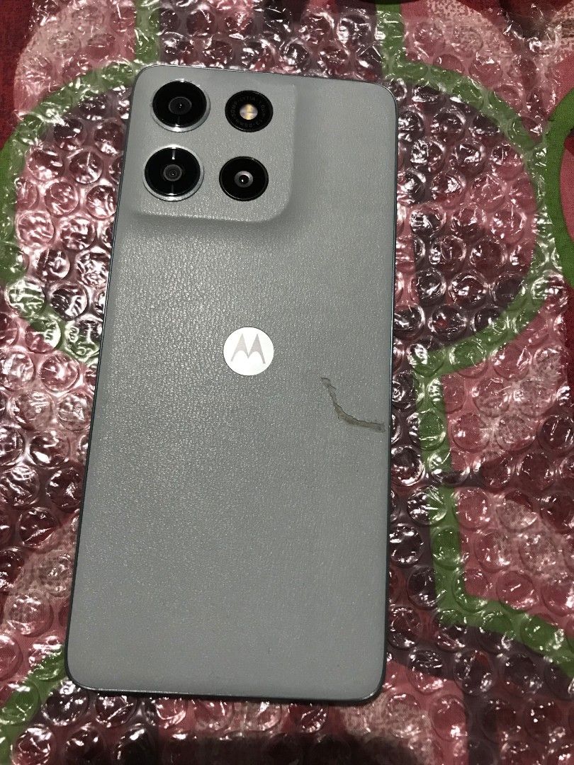 Moto g56 5g 12+12ram 256rom (Category: Motorola) located in Solano. Submitted by fi0ydie (Listing ID 1467770566, Image 1). Description: yan lang po issue yung sa back cover natuklapan onte leather po yung likod nya inclusions box charger unit case can do shipping thru LBC or JnT video call during packing ng lbc or jnt staff hanggang ma receive nyo ang receipt/tracking number tsaka babayaran.
