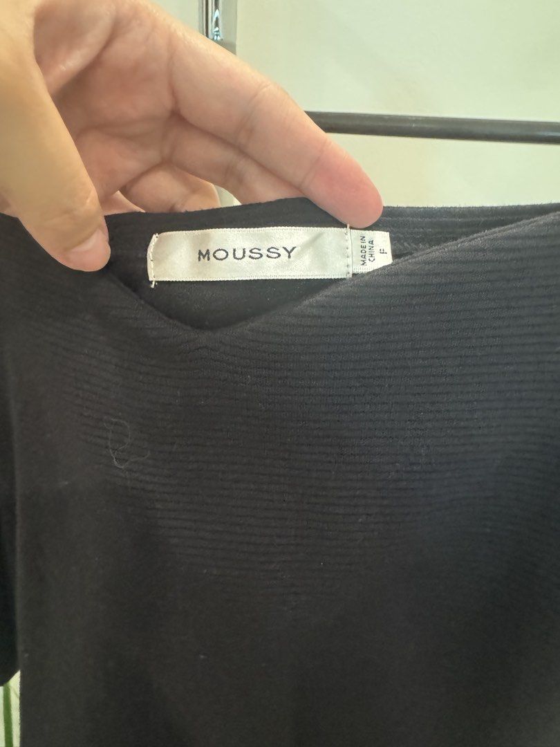 MOUSSY Black Square Neck Puff Sleeve Top (Category: Blouses) located in Quezon City. Submitted by actank (Listing ID 1467612191, Image 3). Description: - Brand: Moussy - Color: Black - Size: Free size - Details: Square neckline, voluminous puff sleeves, ribbed knit texture - Style Tip: Versatile piece that pairs easily with denim or skirts - Care: Clean and ready to wear.