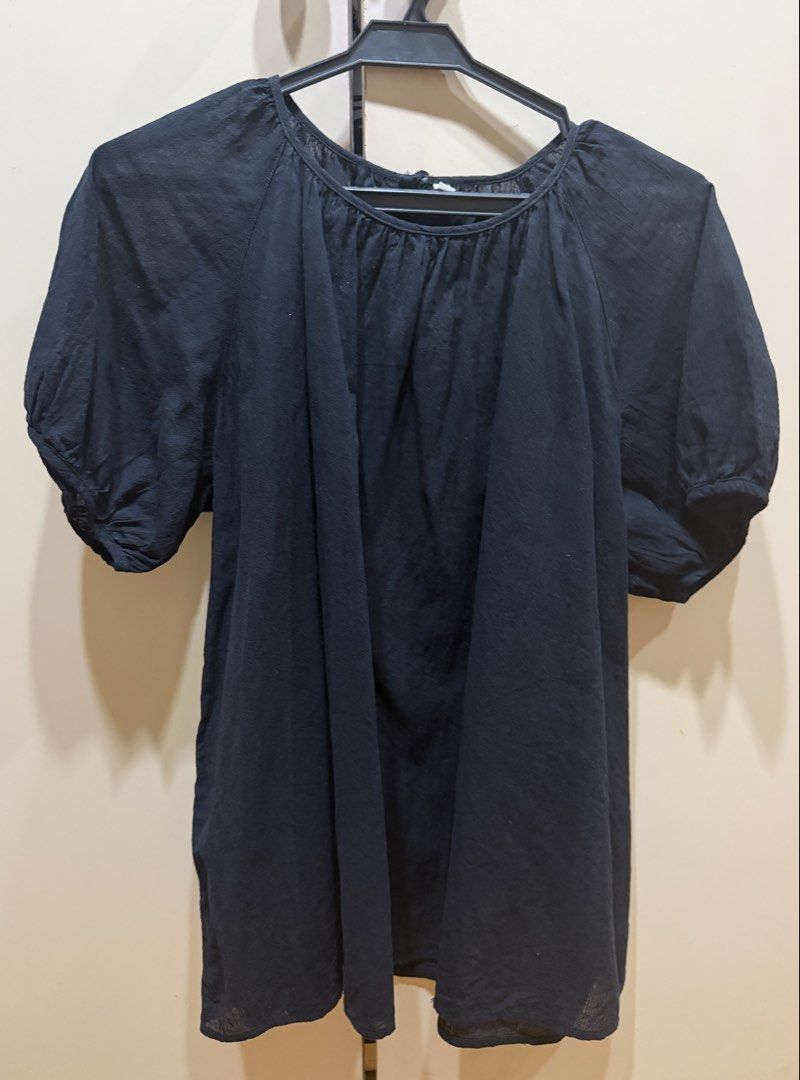 Muji Black Cotton Blouse (Category: Blouses) located in Muntinlupa City. Submitted by caroucella (Listing ID 1467755463, Image 2). Description: - Brand: Muji - Color: Black - Material: 100% Cotton - Size: S but can fit M - Fit: Relaxed fit with short puff sleeves and gathered neckline - Condition: Good, clean, and ready to wear.