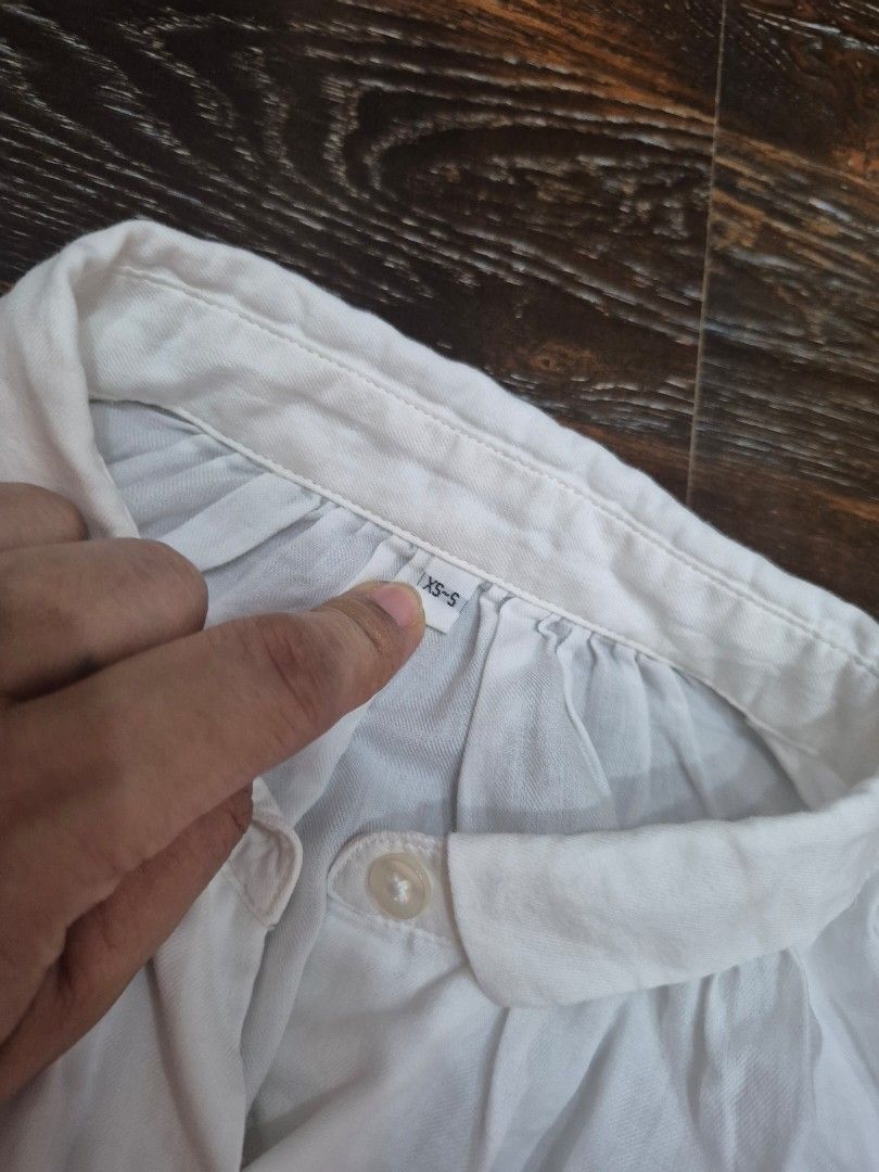 Muji Cotton Oversized White Blouse (Category: Shirts) located in Santa Cruz. Submitted by deenem (Listing ID 1467618084, Image 3). Description: Like New😍👌 No flaws👌 XS on Tag Can fit S-M Asian (Measurements laid flat in inches) Bust:27 Armhole:7.5 Lenght: 24.