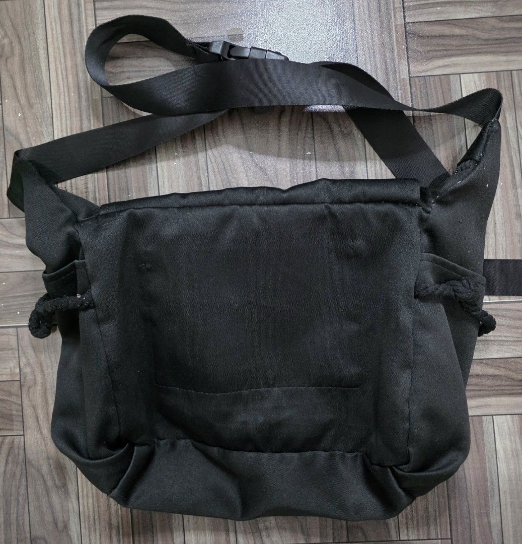 Multi Pocket Oxford Messenger Bag (Category: Sling Bags) located in Quezon City. Submitted by thriftstershop (Listing ID 1467760054, Image 2). Description: Brand: None Condition: Excellent Meet up: Trinoma or LRT 2 Anonas Shipping: LBC - Weekdays J&T - Weekends.