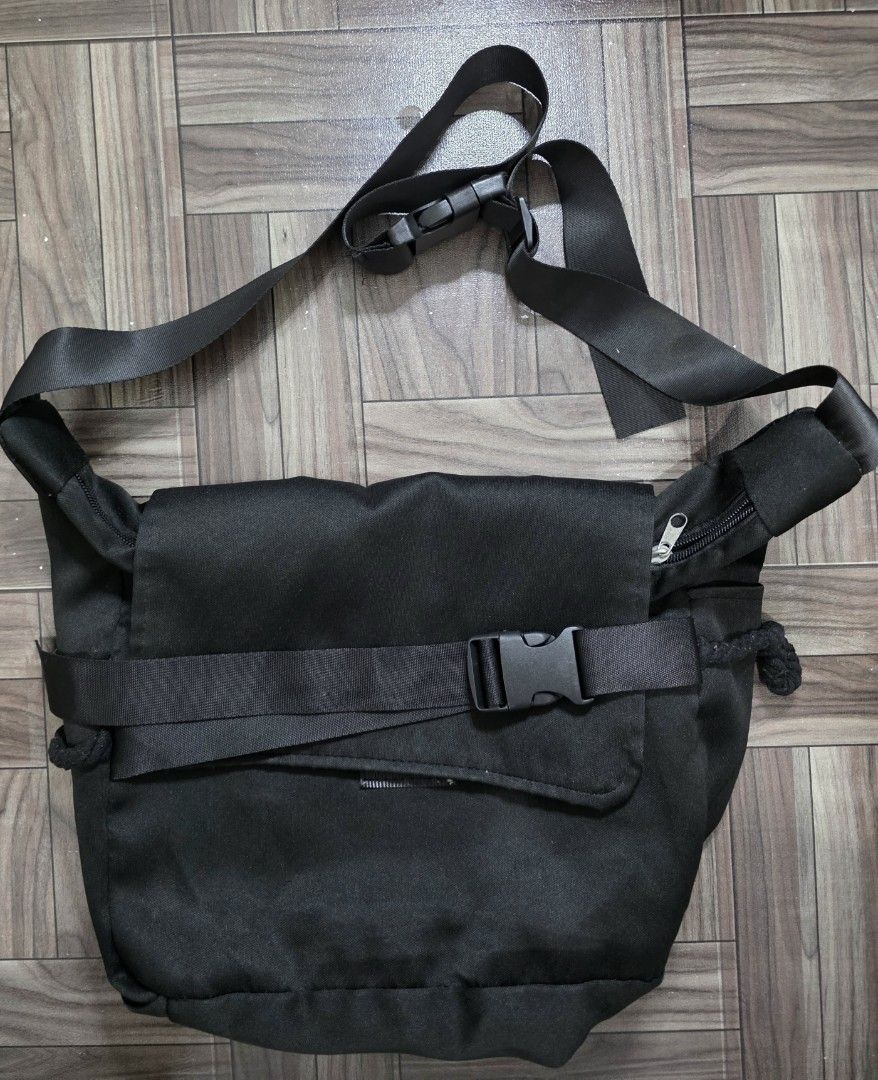 Multi Pocket Oxford Messenger Bag (Category: Sling Bags) located in Quezon City. Submitted by thriftstershop (Listing ID 1467760054, Image 1). Description: Brand: None Condition: Excellent Meet up: Trinoma or LRT 2 Anonas Shipping: LBC - Weekdays J&T - Weekends.