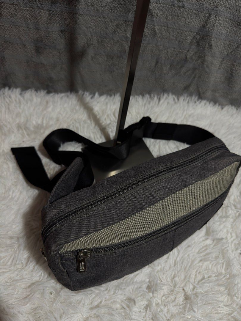 NATIONAL GEOGRAPHIC (Category: Belt bags, Clutches and Pouches) located in Cagayan de Oro. Submitted by akidomingo088 (Listing ID 1467604038, Image 2). Description: good condition no hiden flaws please check photos provided what you see what you get 🫶🏻.