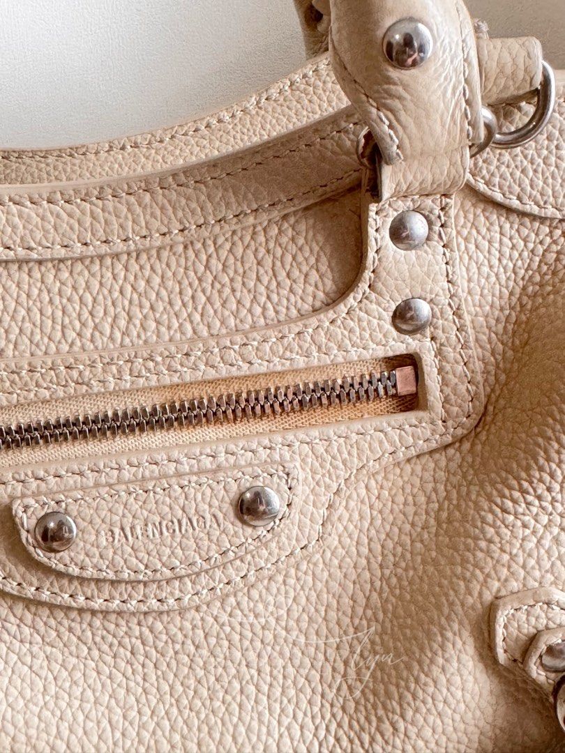 Neo Classic City Tote Bag (Category: Luxury Bags & Wallets) located in Bacoor. Submitted by iammommylyn (Listing ID 1467745838, Image 2). Description: ON HAND & READY TO SHIP. Pre-loved Neo Classic City Bag Mini in Grained Calfskin Leather. Beige color. ✔️Rank: A, signs of usage ✔️Material: grained calfskin leather ✔️Inclusion: dustbag, authenticity card, detachable shoulder strap ✔️Origin: Italy ✔️Dimensions: 21cm (h) x 33cm (w) x 14cm (d); hand