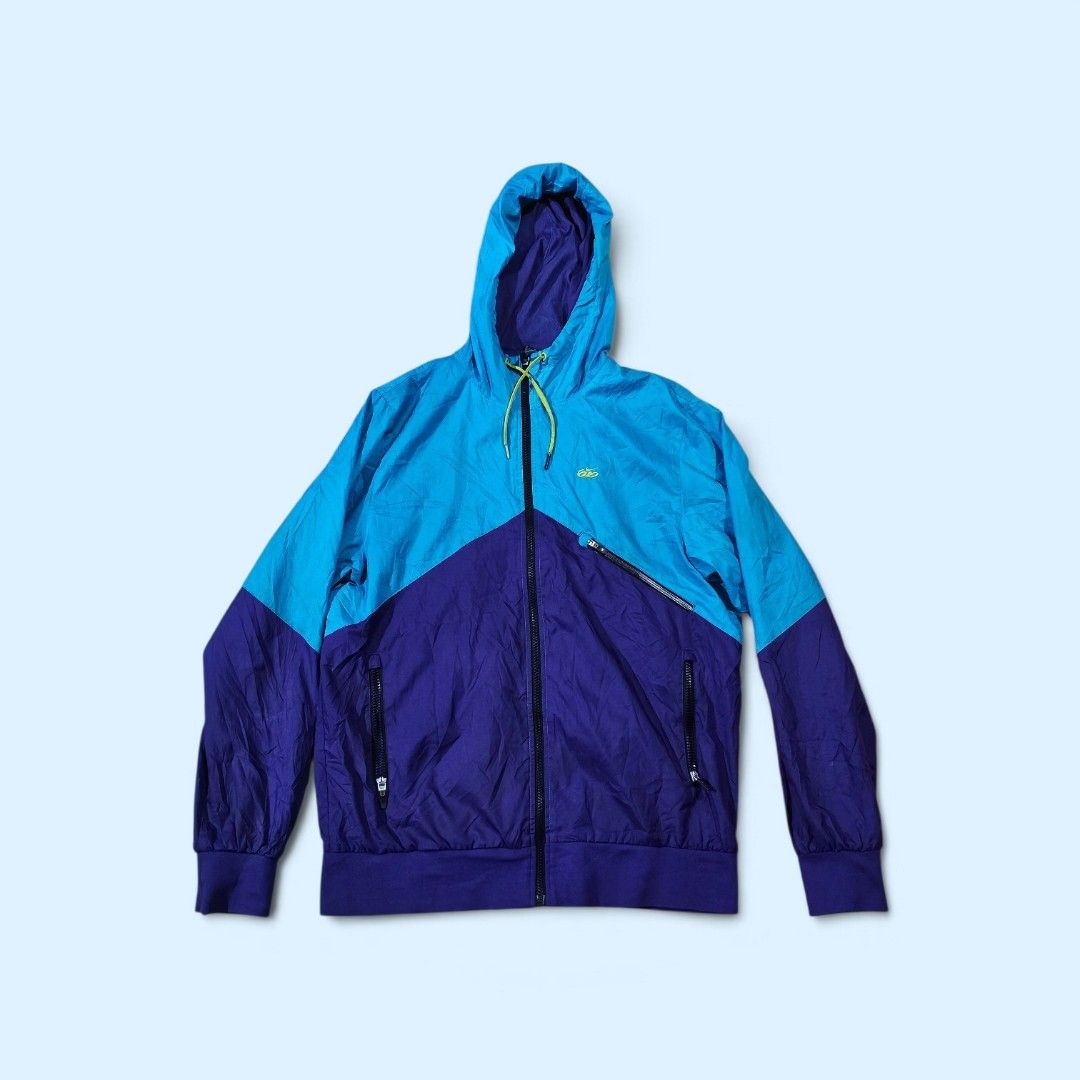 Nike 6.0 "Windrunner" Colorblock Hooded Windbreaker Jacket (Category: Coats, Jackets and Outerwear) located in Bacolod City. Submitted by goyhope (Listing ID 1467757684, Image 1). Description: Nike 6.0 "Windrunner" Colorblock Hooded Windbreaker Jacket Size: Medium Complete tags Very Good Condi Color Rate: 9/10 Zippers are smooth Only issue: small tear (see last pic) 780 PM ✉️.