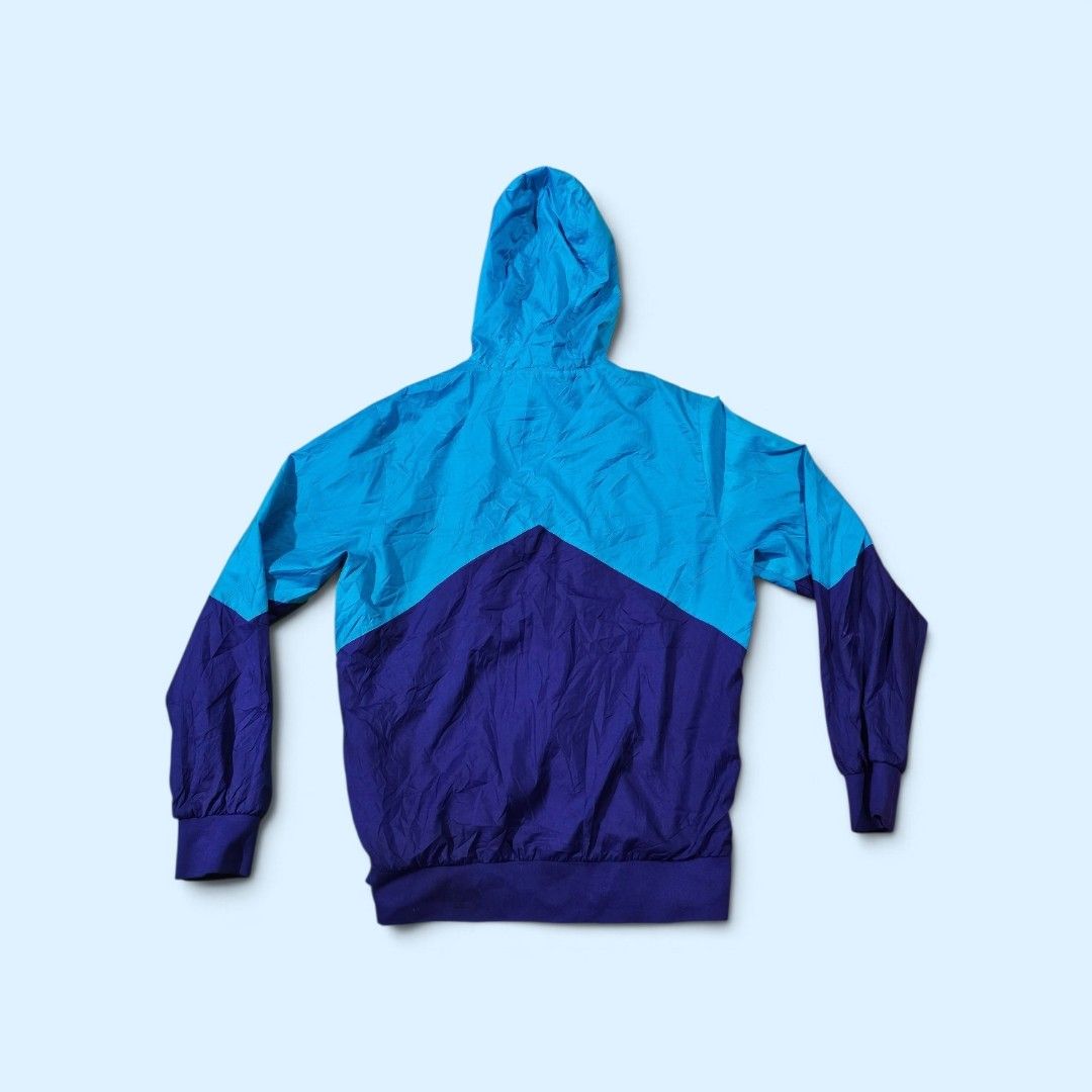 Nike 6.0 "Windrunner" Colorblock Hooded Windbreaker Jacket (Category: Coats, Jackets and Outerwear) located in Bacolod City. Submitted by goyhope (Listing ID 1467757684, Image 2). Description: Nike 6.0 "Windrunner" Colorblock Hooded Windbreaker Jacket Size: Medium Complete tags Very Good Condi Color Rate: 9/10 Zippers are smooth Only issue: small tear (see last pic) 780 PM ✉️.