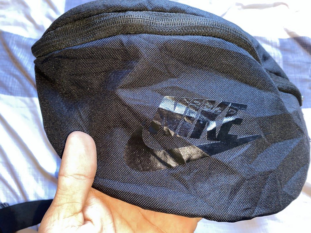 Nike belt-bag GOOD ASNEW (Category: Belt bags, Clutches and Pouches) located in Valencia. Submitted by angelineja33413 (Listing ID 1467714592, Image 2). Description: GOOD ASNEW NO ISSUE.