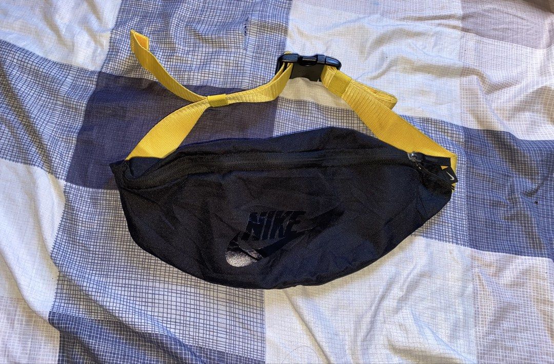 Nike belt-bag GOOD ASNEW (Category: Belt bags, Clutches and Pouches) located in Valencia. Submitted by angelineja33413 (Listing ID 1467714592, Image 1). Description: GOOD ASNEW NO ISSUE.