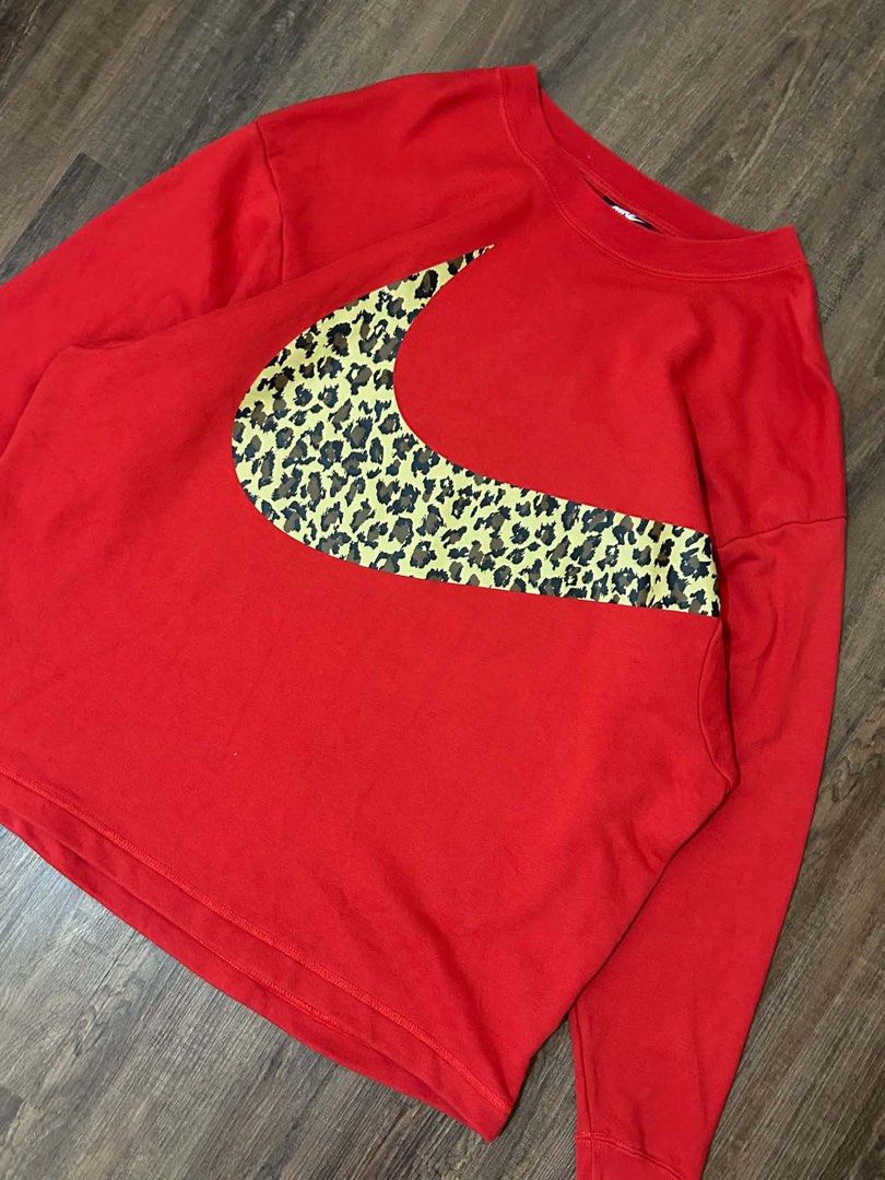 Nike Big Swoosh Sweater (Leopard Patter) (Category: Coats, Jackets and Outerwear) located in Rosario. Submitted by thrift_society25 (Listing ID 1467636168, Image 3). Description: 23.8x28 No issue Excellent Condition.
