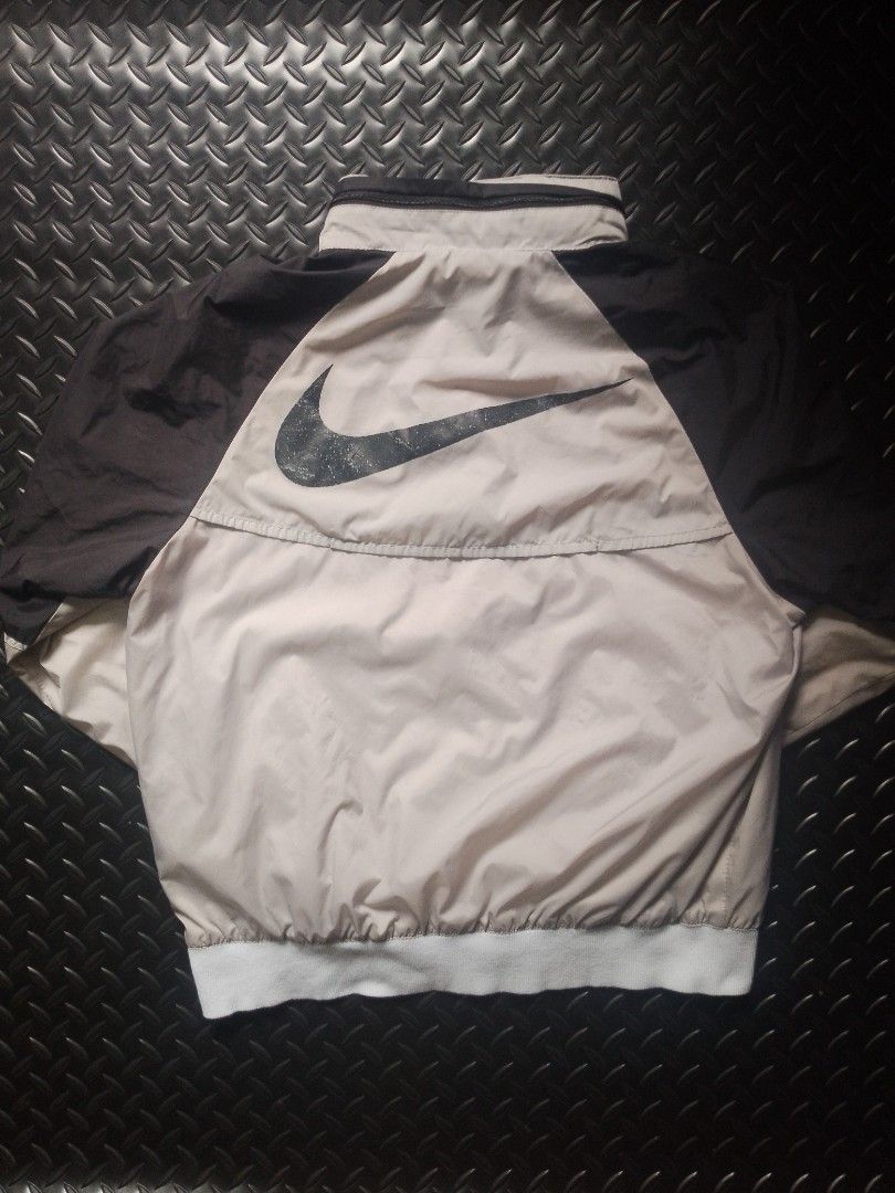 Nike Big Swoosh Windbreaker Jacket (Category: Coats, Jackets and Outerwear) located in Baguio. Submitted by bado.feels (Listing ID 1467677747, Image 1). Description: Excellent Condition Packable Hood Sobrang sikip pa ribbings Size Medium (22x24) Sleeves 28 1100+sf.