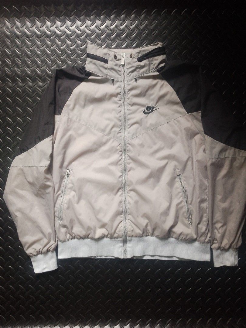 Nike Big Swoosh Windbreaker Jacket (Category: Coats, Jackets and Outerwear) located in Baguio. Submitted by bado.feels (Listing ID 1467677747, Image 2). Description: Excellent Condition Packable Hood Sobrang sikip pa ribbings Size Medium (22x24) Sleeves 28 1100+sf.