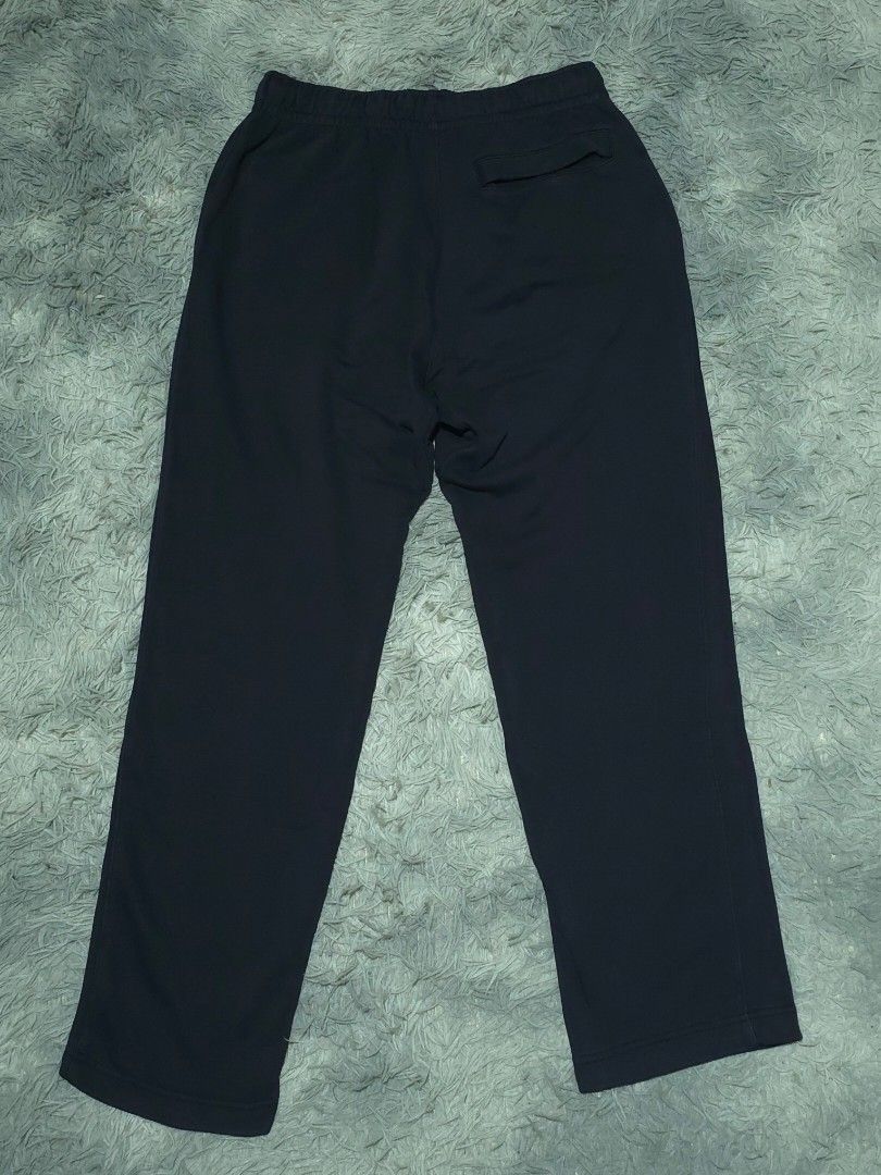 Nike Black Sweatpants (Category: Joggers) located in Abulug. Submitted by humanwhosellthings (Listing ID 1467639210, Image 2). Description: - NIKÈ Sweat Pants ✅Excellent Condition ✅Issue: none ▫️Waist Size: 30-38 ▫️Length: 39 - Soft and comfortable fabric ideal for lounging or casual wear - Features an embroidered white Nike logo on the hip - Elastic waistband with a secure adjustable drawstring - Includes one functional back pocket - Made in Chi