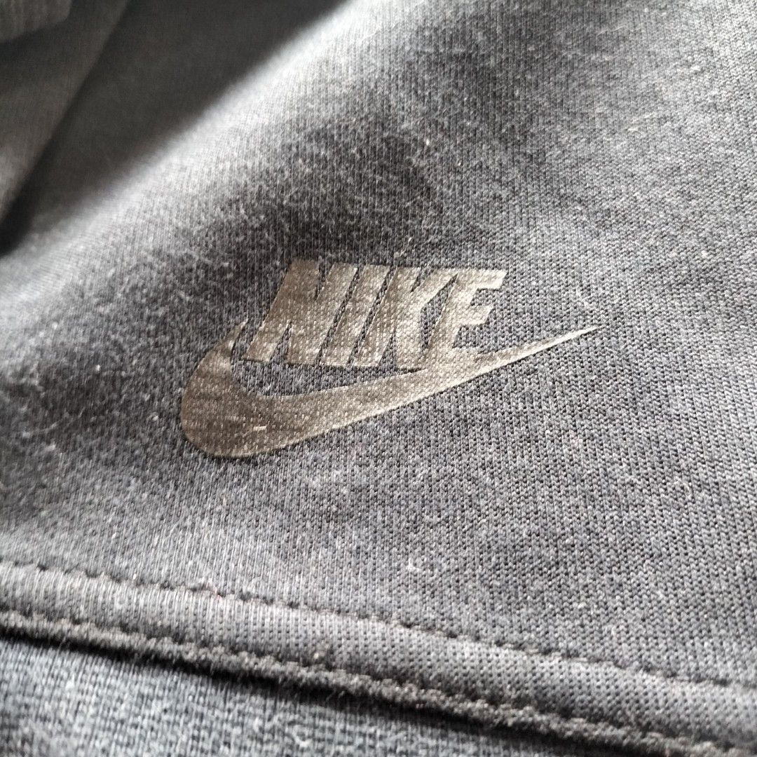 Nike Black Zip-Up Hoodie (Category: Hoodies) located in Taytay. Submitted by calmtree-6248 (Listing ID 1467637812, Image 2). Description: - Brand: Nike - Item: Zip-up hoodie - Color: Black - Size: L (Best for chest ~90cm, height 160-170cm) - Material: 69% cotton, 31% polyester blend - Features: Structured hood, toggle zipper pull, regular fit, standard long sleeves - Condition: Great everyday layering piece, easy to throw on.