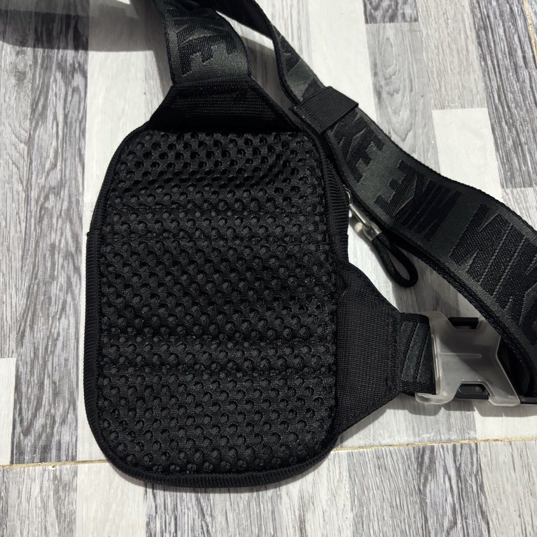 Nike chest bag (Category: Sling Bags) located in Banga. Submitted by akosiloco (Listing ID 1467713253, Image 3). Description: Excellent Condition Plus sf.