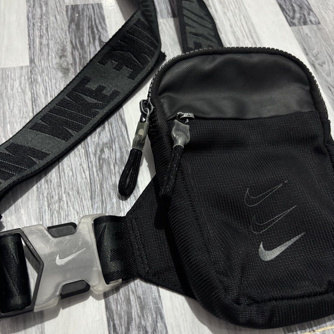 Nike chest bag (Category: Sling Bags) located in Banga. Submitted by akosiloco (Listing ID 1467713253, Image 2). Description: Excellent Condition Plus sf.