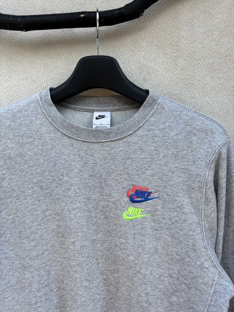 Nike Crewneck/Sweatshirt (Category: Coats, Jackets and Outerwear) located in Baybay. Submitted by thrift.ed2023 (Listing ID 1467657383, Image 2). Description: Nike Crewneck/Sweatshirt Medium to Large 22x25 No Issue Need Wash Good as New .