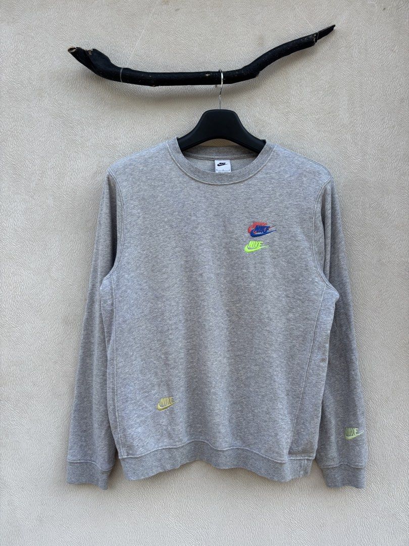 Nike Crewneck/Sweatshirt (Category: Coats, Jackets and Outerwear) located in Baybay. Submitted by thrift.ed2023 (Listing ID 1467657383, Image 1). Description: Nike Crewneck/Sweatshirt Medium to Large 22x25 No Issue Need Wash Good as New .