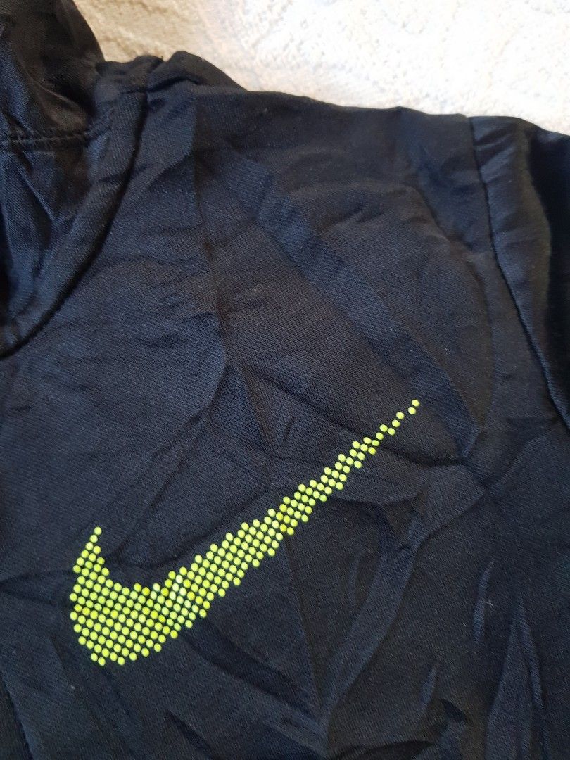 Nike Full Zip Jacket (Category: Babies & Kids Fashion) located in Santo Domingo. Submitted by jcobedoza213916 (Listing ID 1467669218, Image 3). Description: nike Jacket unisex men's & women's 7 years old width 16 lenght 21 size on tag MEDIUM excellent condition color rate 10/10 goods as a new no issue: no pinhole no flaws no discoloration.
